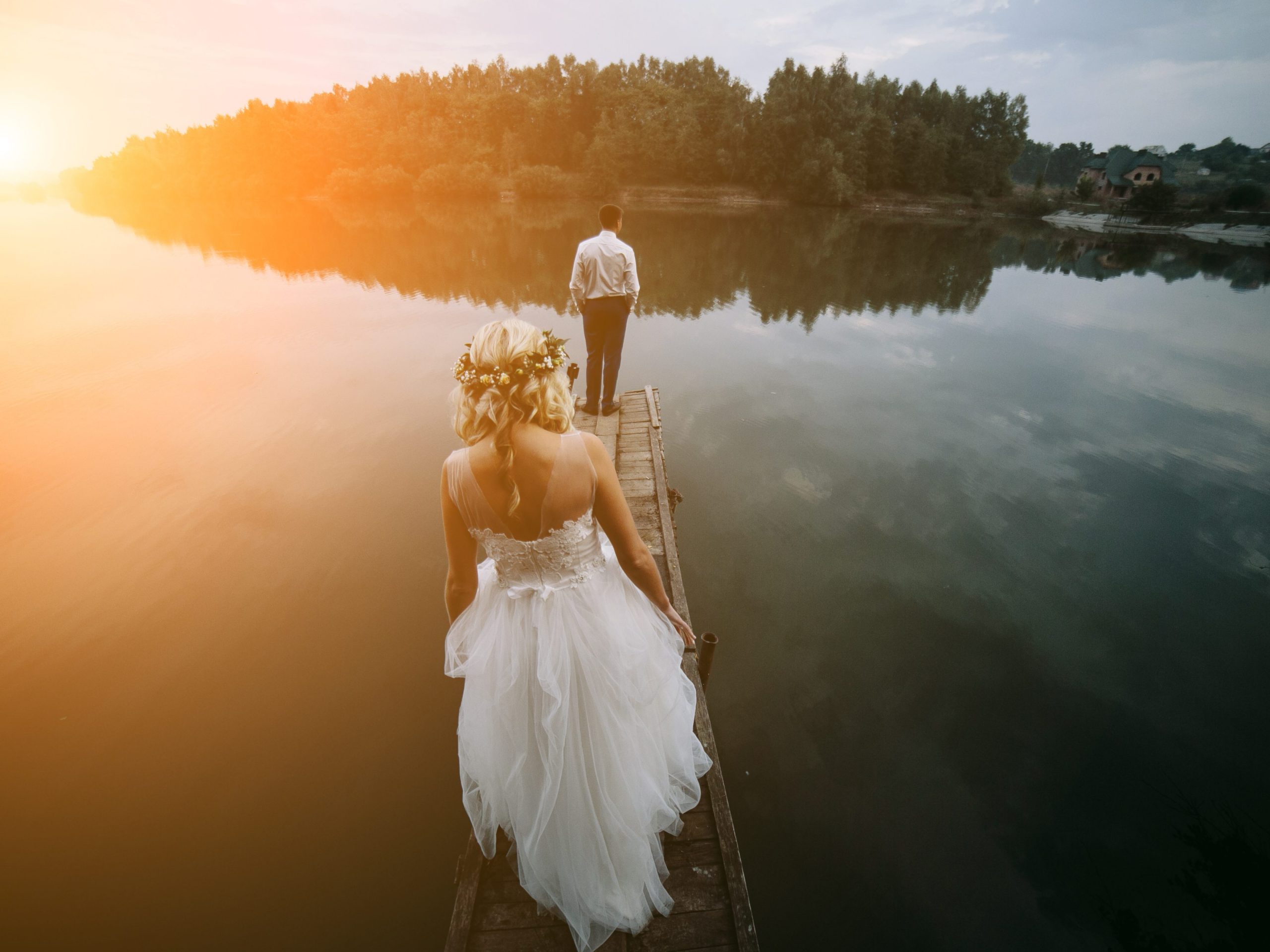 Novios grabados con dron al atardecer